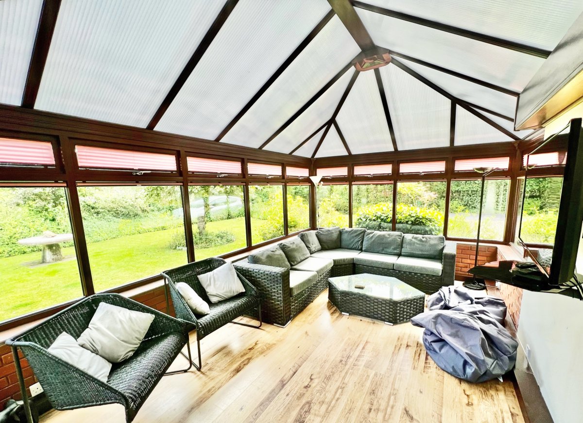 Arniss Farmhouse - pleasant conservatory with Sky TV and garden outlook